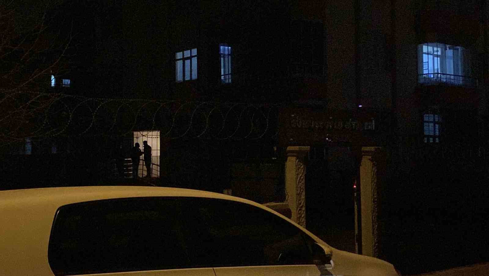 Uzaklaştırma kararı bulunan eve gelerek kendisini yaraladı
