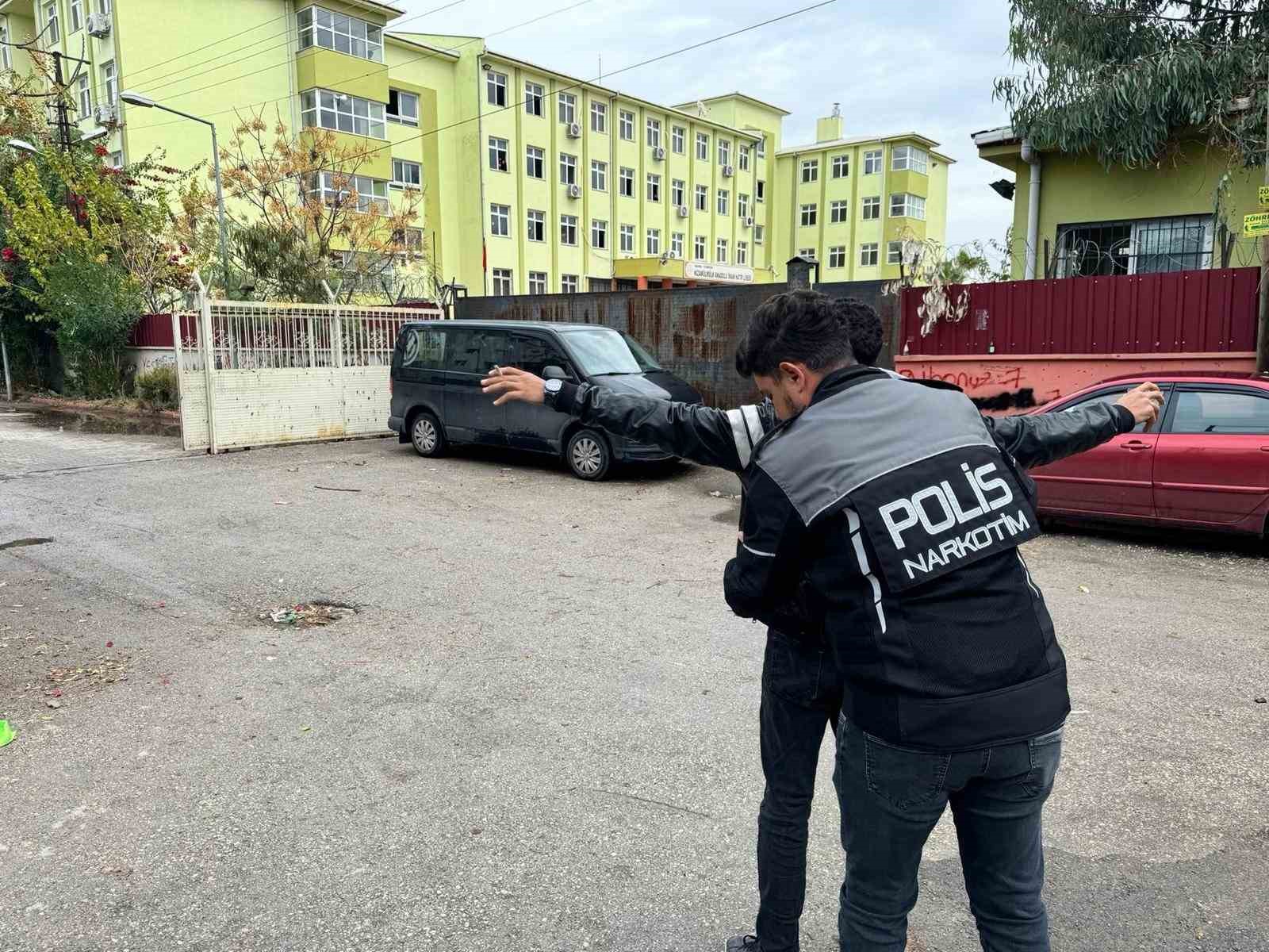 Adana’da okul çevrelerinde ‘Narko Alan Uygulaması’ gerçekleştirildi