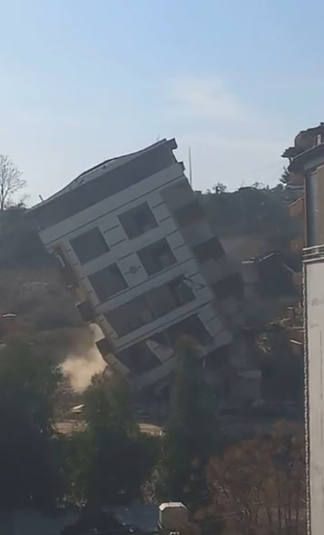 6 katlı binanın maket gibi devrildiği anlar kamerada