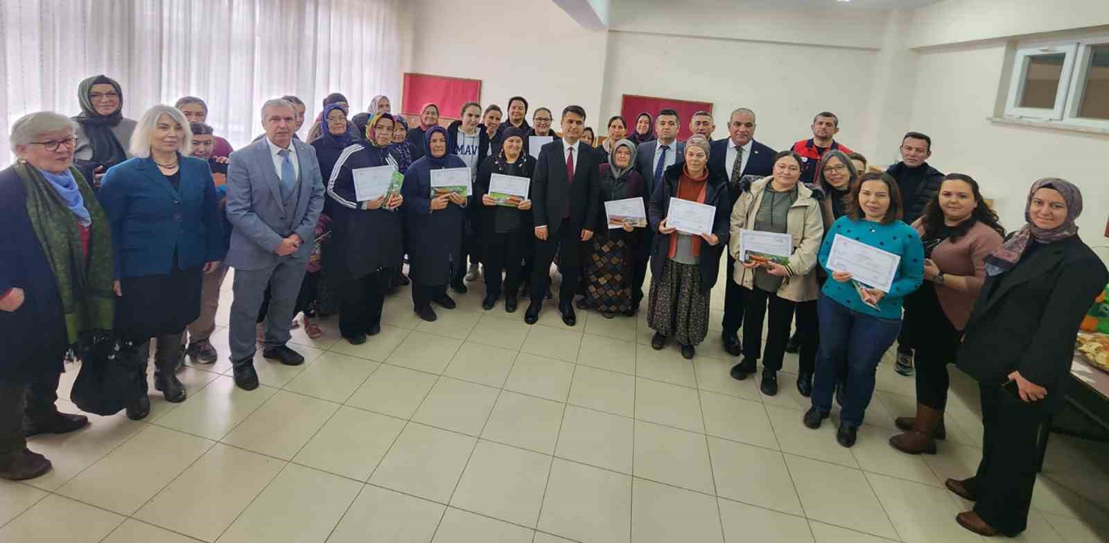 Acıpayamlı kadınlara meyve ağacı budama eğitimi verildi
