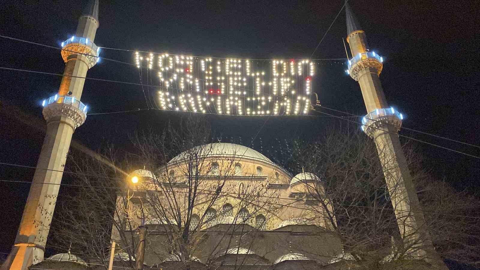 Baba ve oğul 106 yıllık Reşadiye Camii’ne Ramazan mahyası astılar