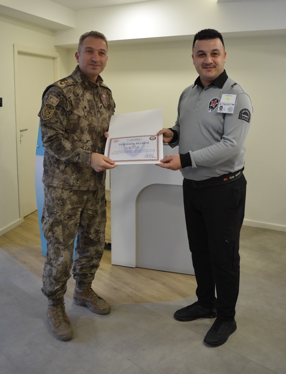 Emekli &ouml;ğretmeni dolandırılmaktan kurtaran banka g&uuml;venlik g&ouml;revlisine Amasya Emniyet M&uuml;d&uuml;rl&uuml;ğ&uuml;nden teşekk&uuml;r
