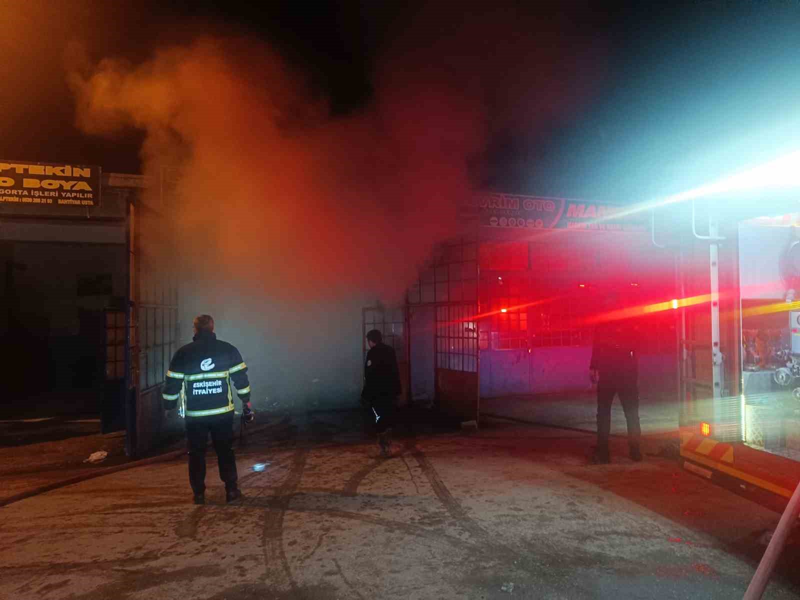 Ara&ccedil; yedek par&ccedil;ası satan işletmede &ccedil;ıkan yangın s&ouml;nd&uuml;r&uuml;ld&uuml;
