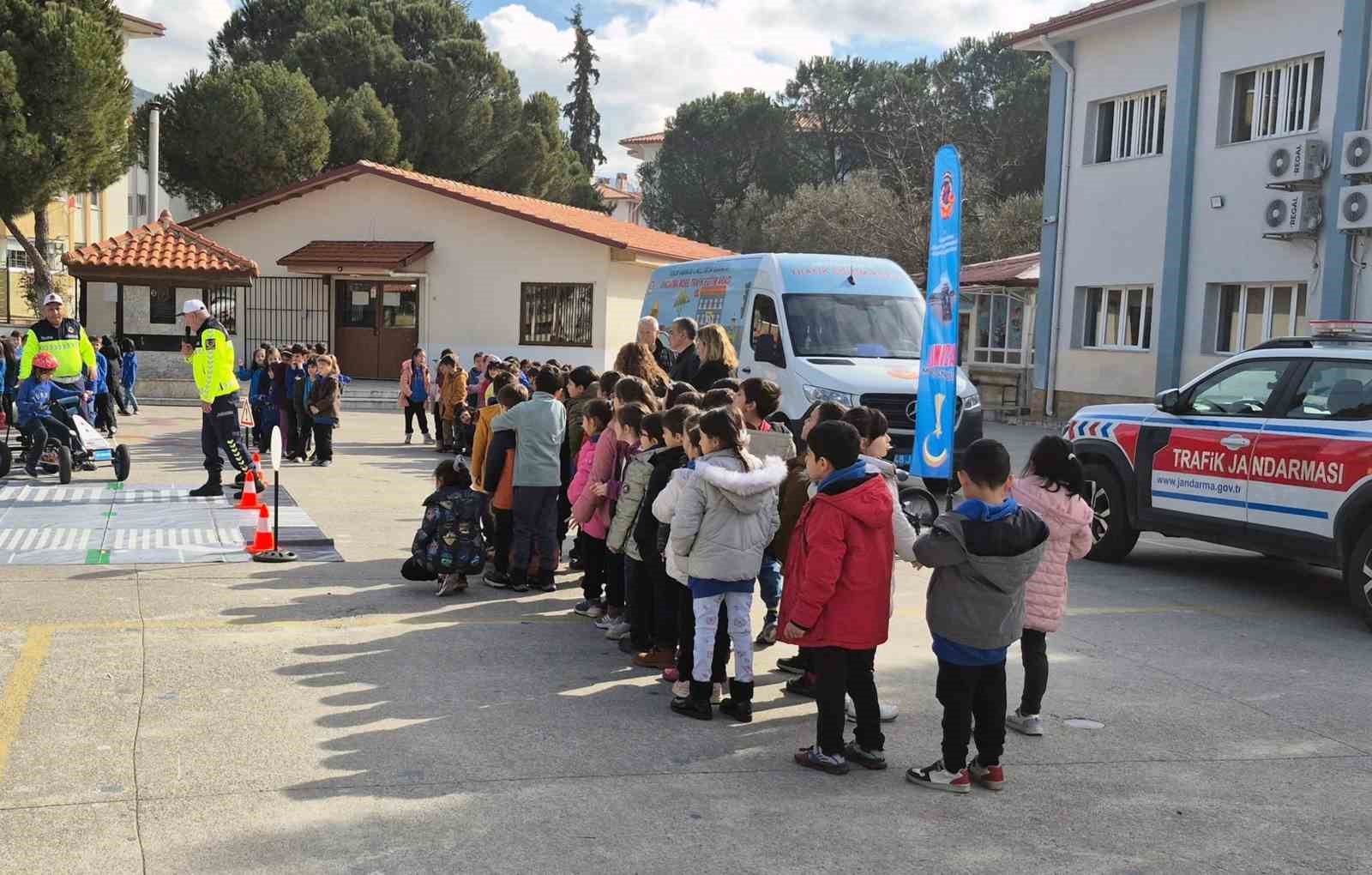 Trafik jandarmasından öğrencilere eğitim
