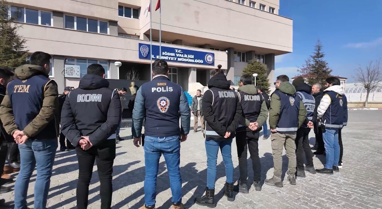 Iğdır&rsquo;da &ccedil;alışma izni olmayan yabancı uyruklu d&uuml;zensiz g&ouml;&ccedil;men &ccedil;alıştıran iş yerlerine operasyon
