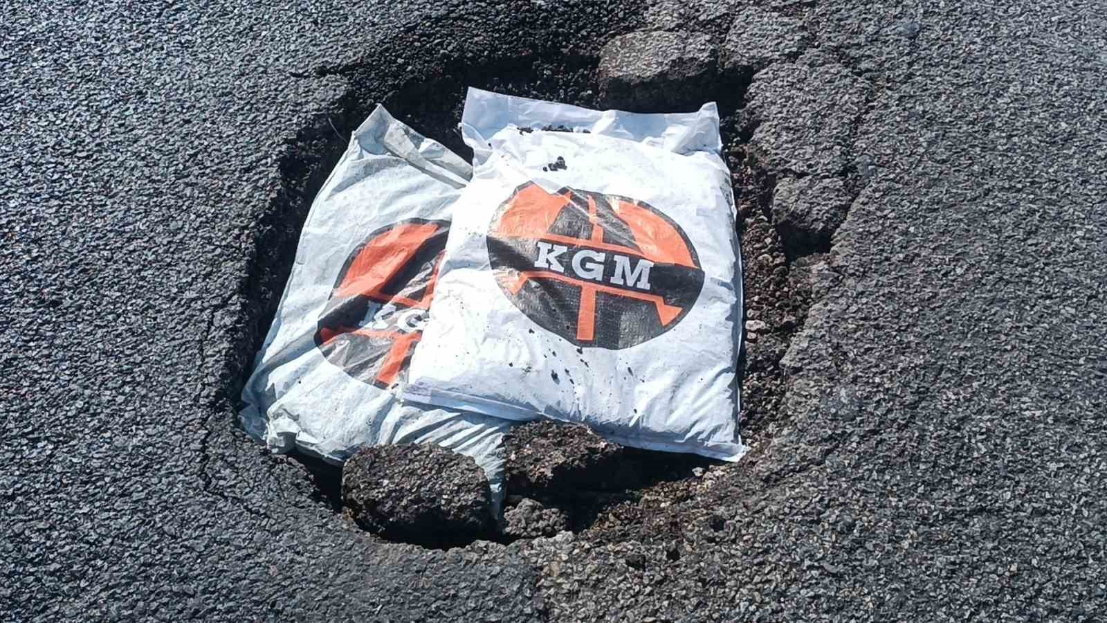 Karayolunda oluşan çöküntüler tehlike saçıyor