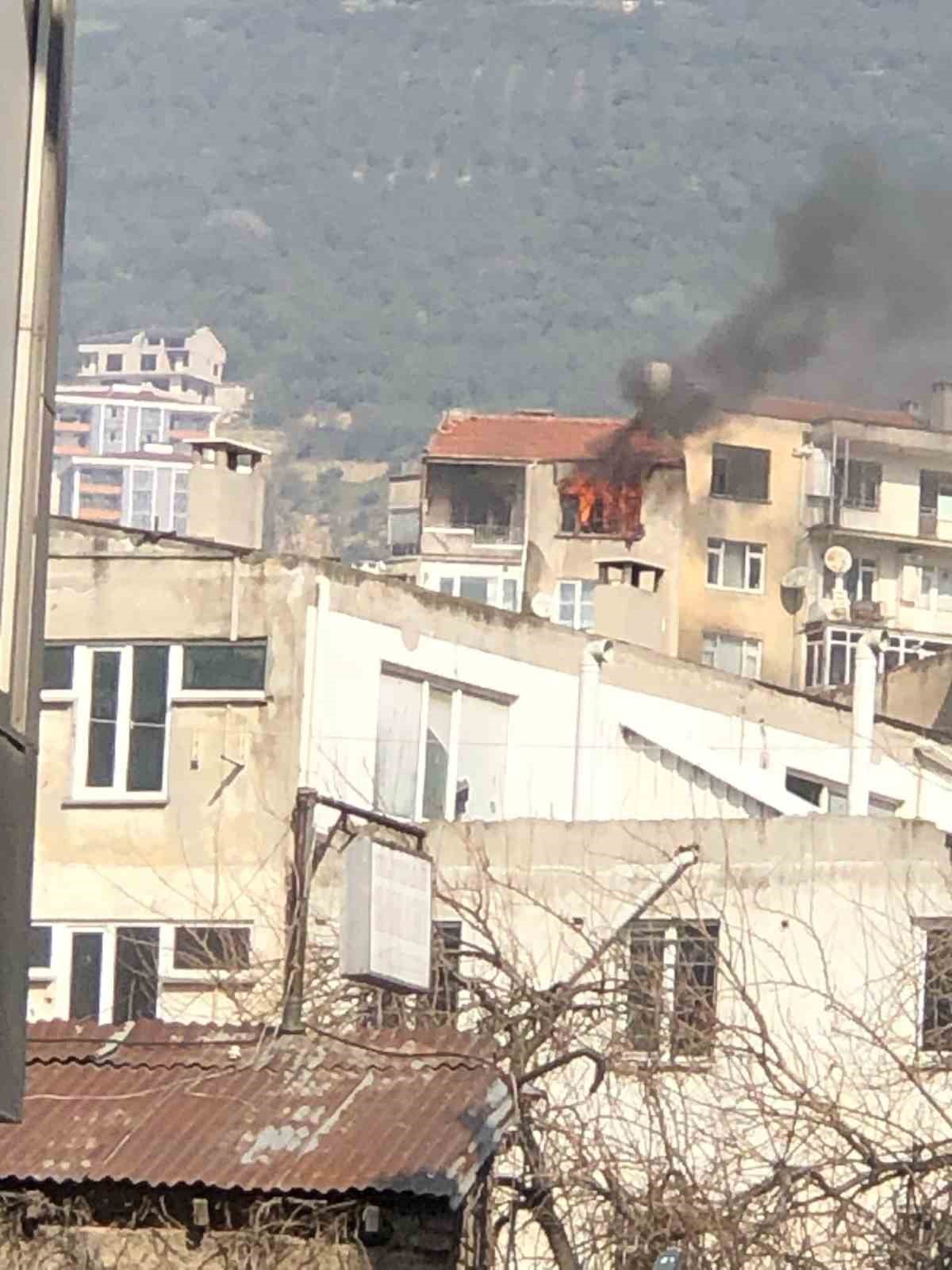 Gemlik’te boş daire alev alev yandı
