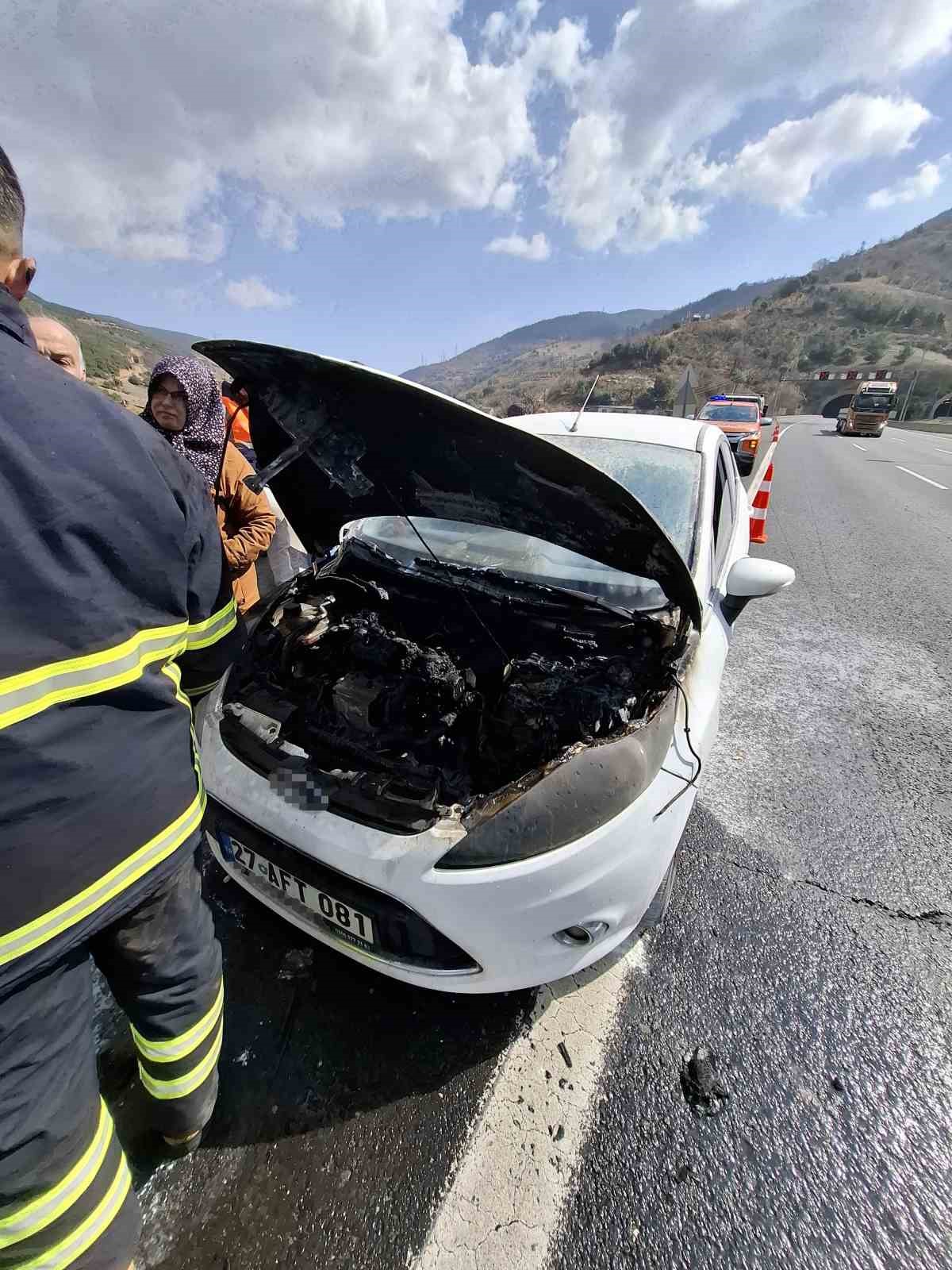 Osmaniye’de seyir halindeki otomobil yandı
