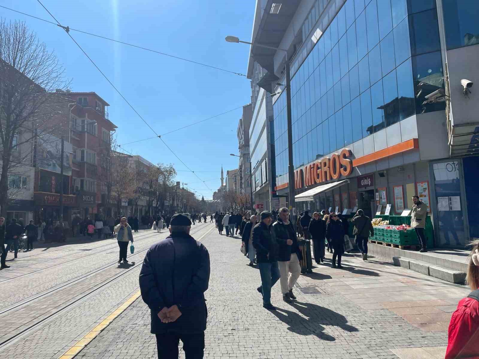 Güneşli havanın etkisiyle vatandaşlar kent merkezinde yoğunluk oluşturdu
