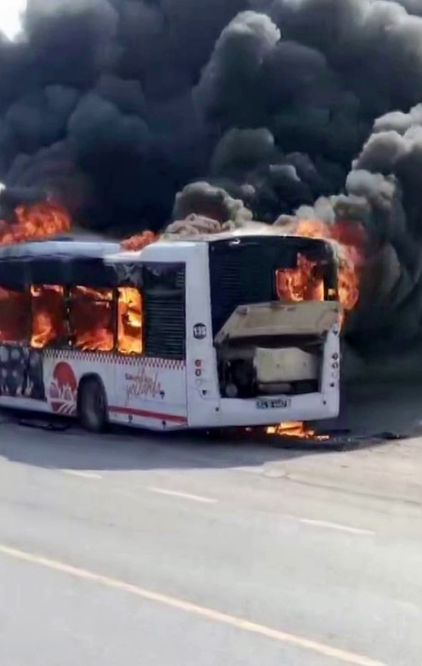 Sakarya’da otobüs alev topuna döndü: Gökyüzünü kara duman kapladı
