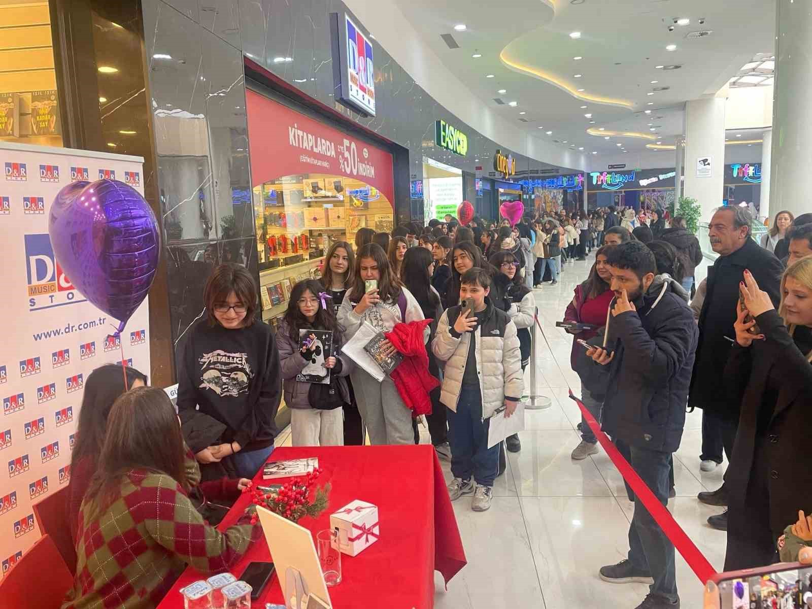 Mardian Mall’da imza günü büyük ilgi gördü
