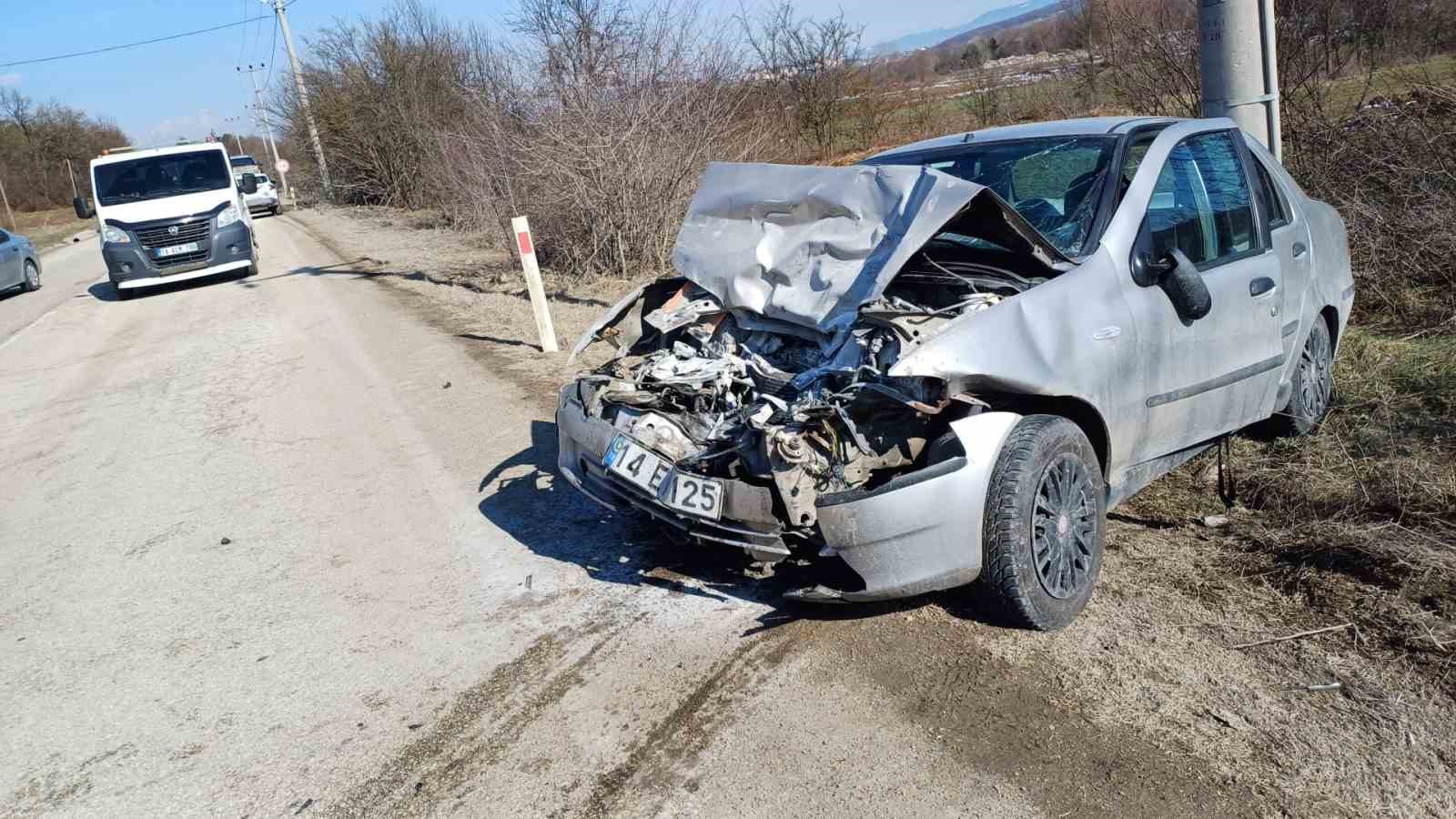 Kamyonetle otomobilin çarpıştığı kazada baba ve oğlu yaralandı