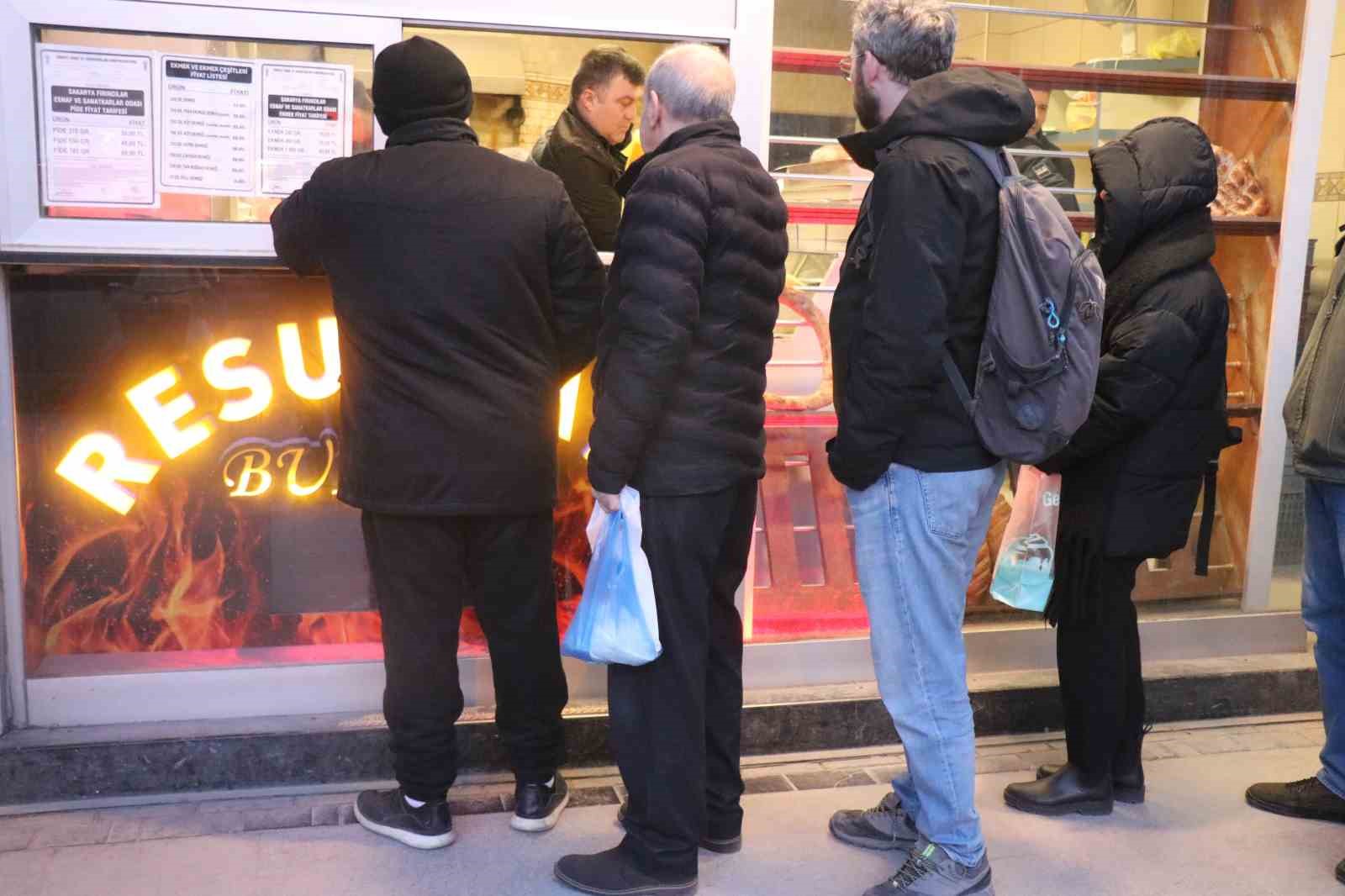 Sakarya’da ilk iftar gününde pide kuyruğu
