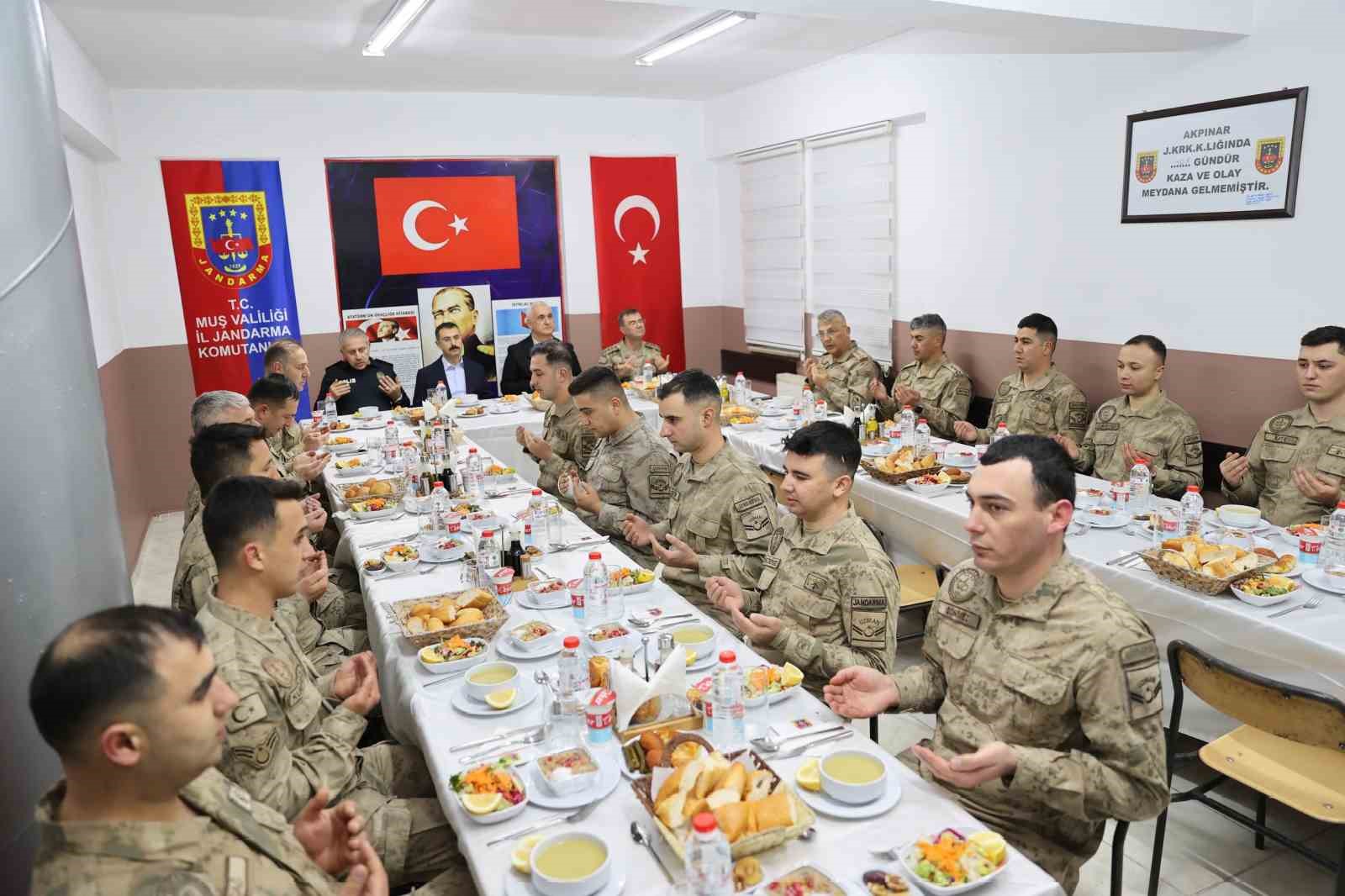 Muş Valisi Avni Çakır, Ramazan ayının ilk iftarını askerlerle birlikte açtı
