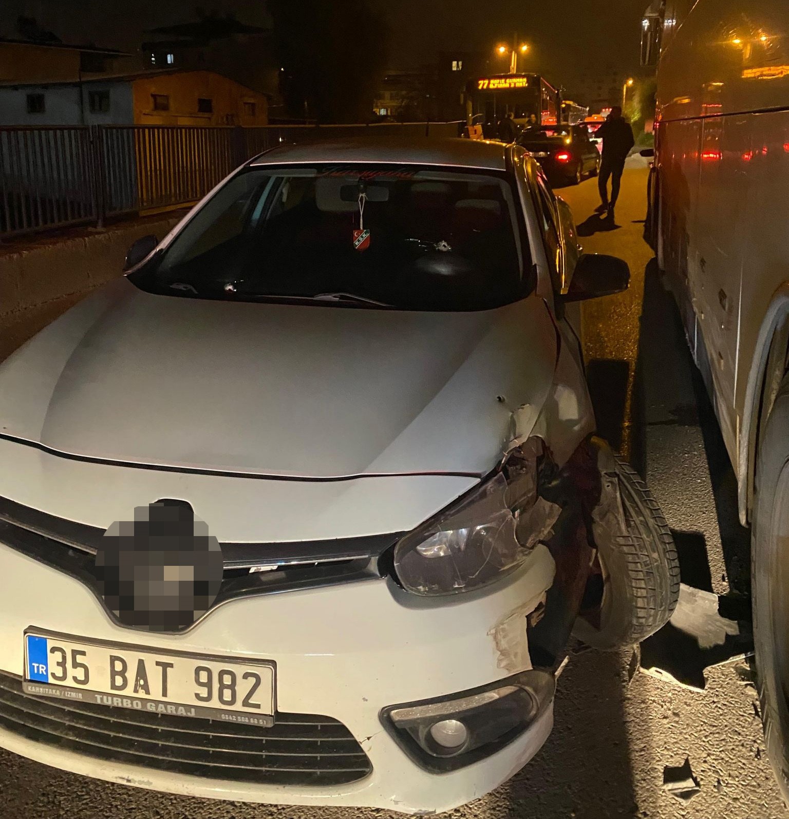 İzmir’de maskeli saldırgan dehşet saçtı: 1 ölü, 1 yaralı
