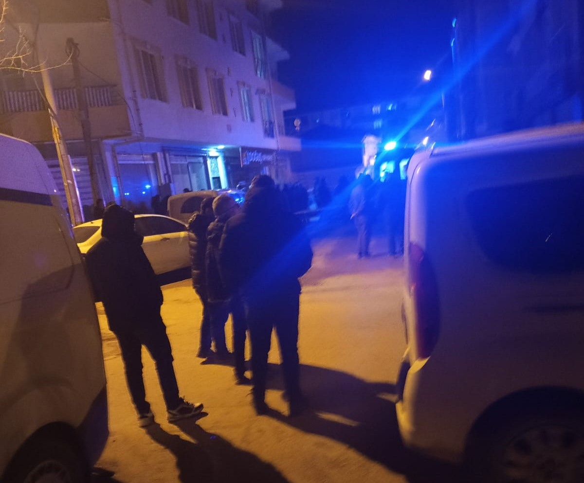 Polis memuru tabancasıyla intihar etti
