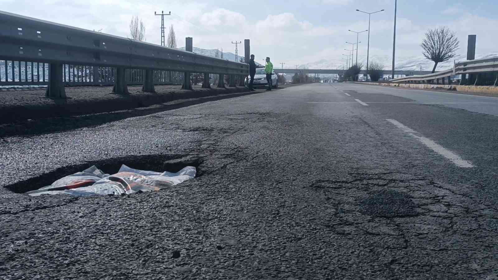 Karayolunda  oluşan çöküntüler tehlike saçıyor
