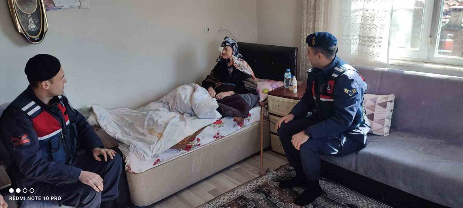 Jandarma 94 yaşındaki Esma Teyzeyi unutmadı