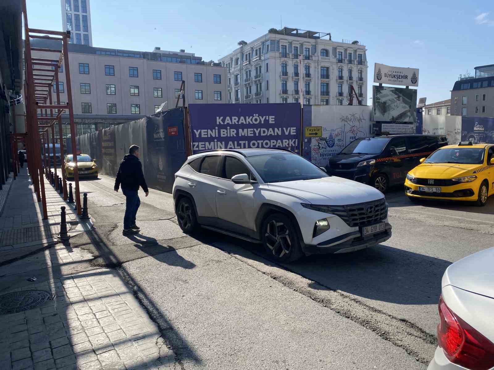 Karak&ouml;y&rsquo;de otopark &ccedil;alışmaları sırasında bulunan tarihi kalıntılar g&uuml;n y&uuml;z&uuml;ne &ccedil;ıkıyor
