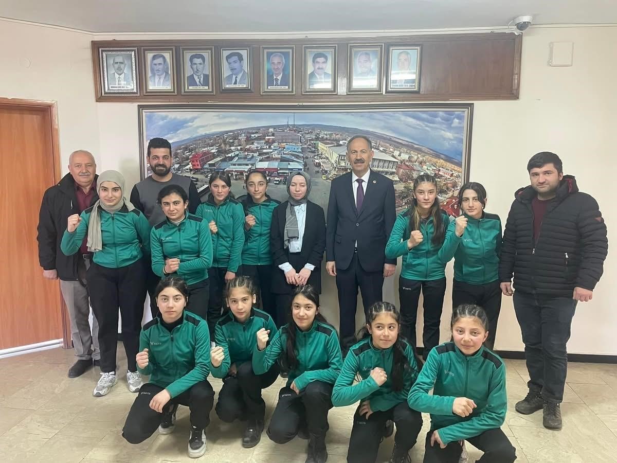 Arpaçay şampiyonları başkan Elma’yı ziyaret etti