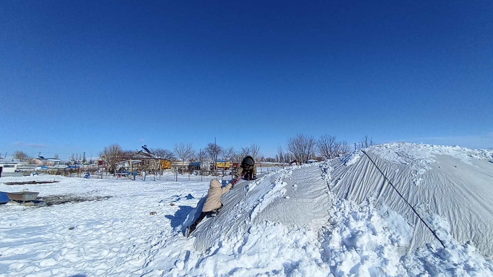 Akyaka&rsquo;da &ccedil;ocuklar kızaklarla kayarak karın tadını &ccedil;ıkardı
