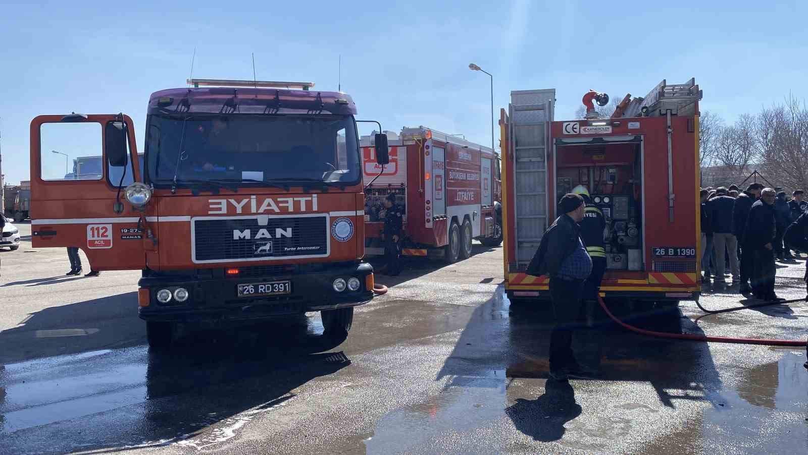Bir tırda &ccedil;ıkan yangın yandaki 2 tıra daha sı&ccedil;radı
