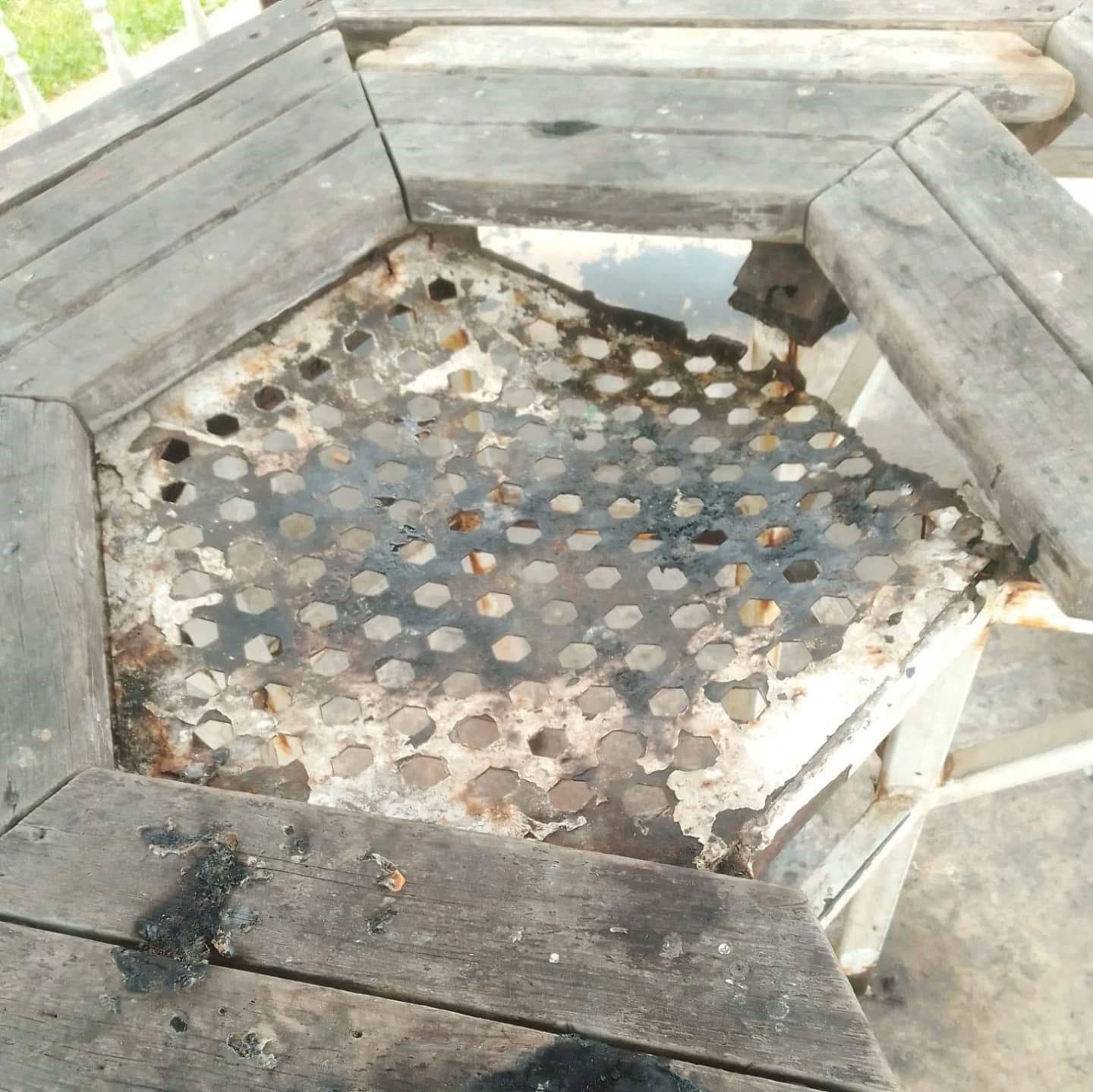 Parktaki masanın tahtalarını söküp ateşe verdiler