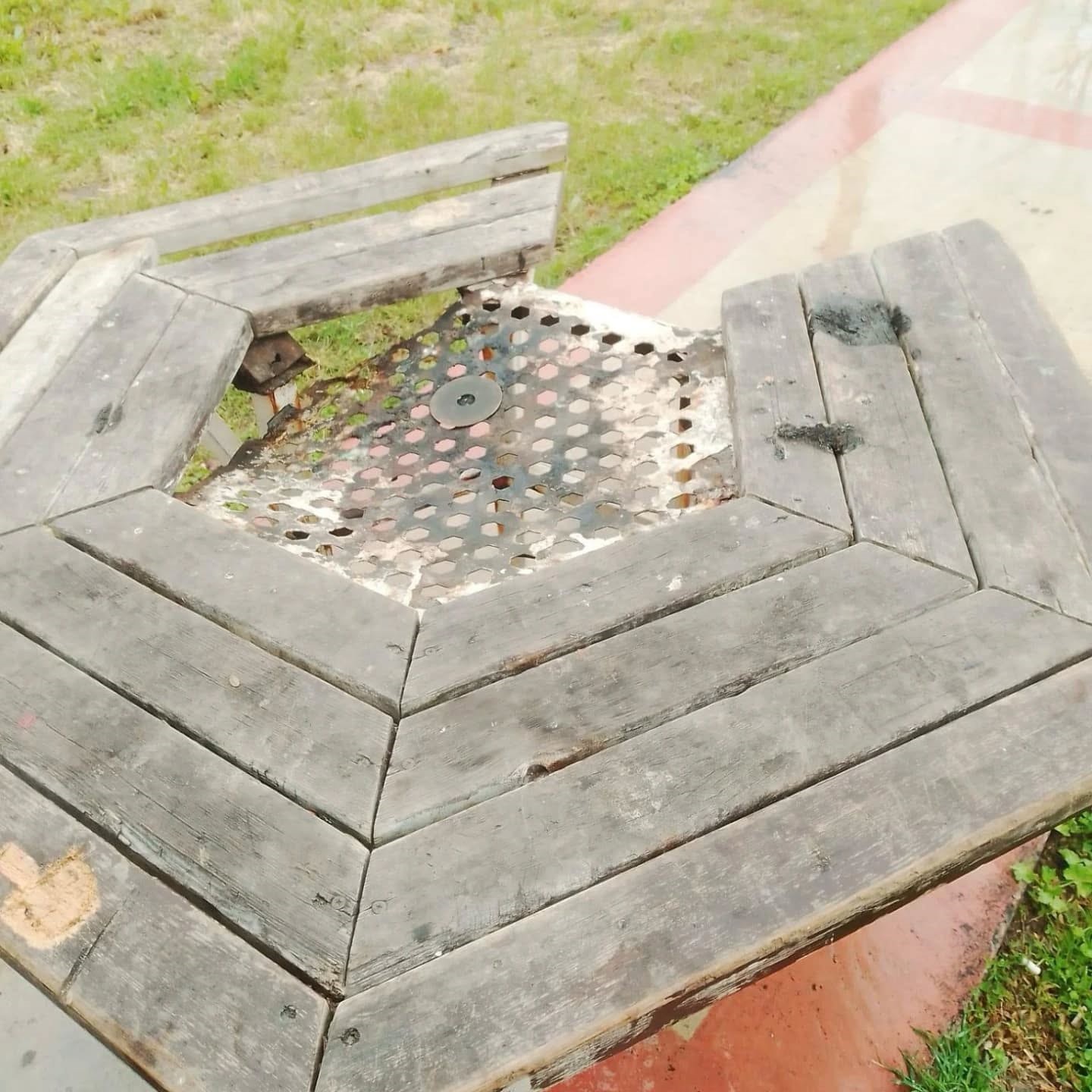 Parktaki masanın tahtalarını s&ouml;k&uuml;p ateşe verdiler
