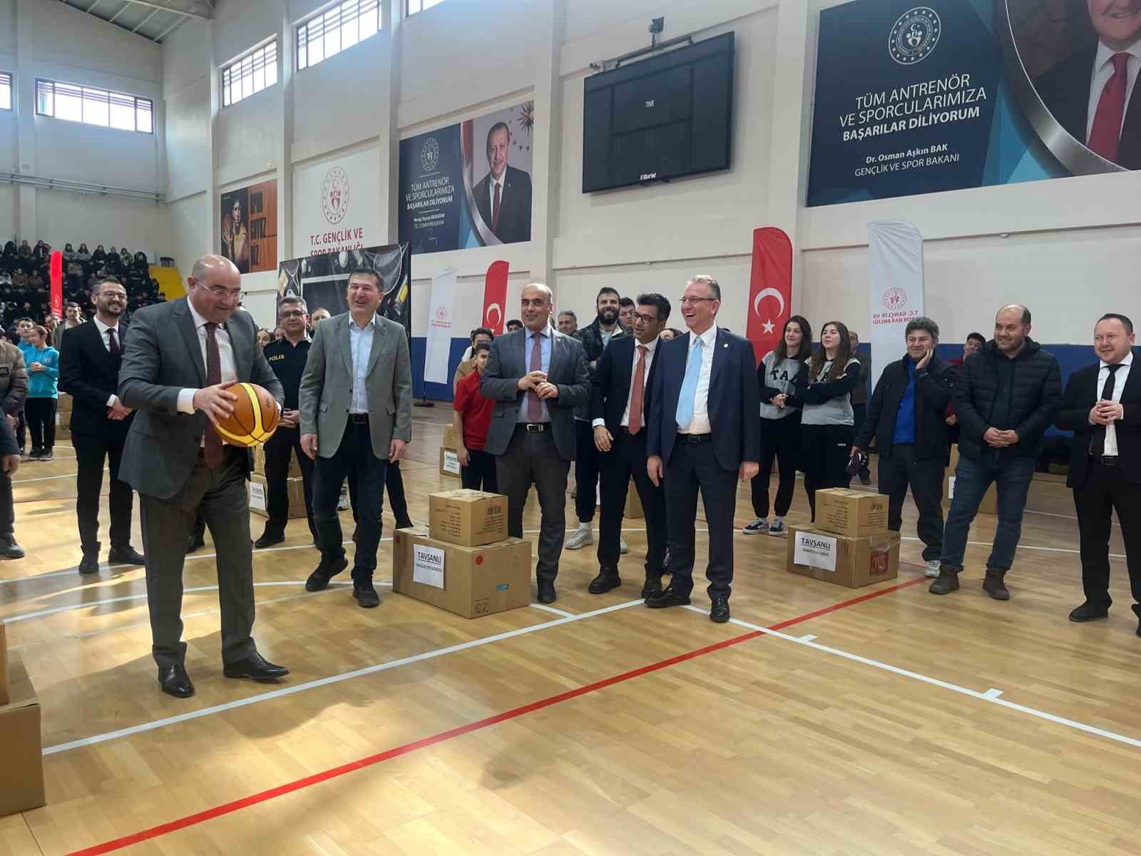 Tavşanlı’da 32 okula spor malzemesi desteği