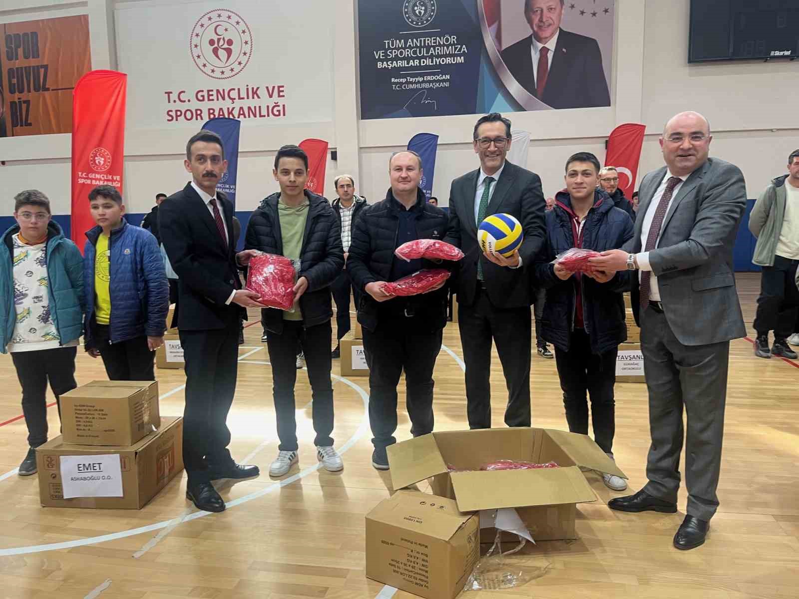 Tavşanlı&rsquo;da 32 okula spor malzemesi desteği
