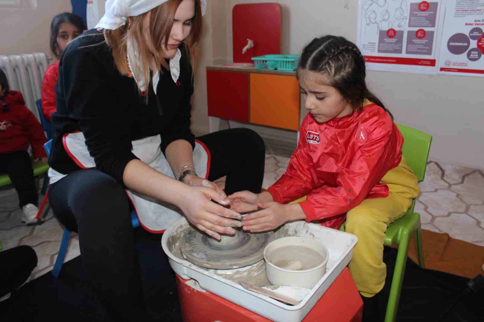 Halk eğitim kursiyerlerinden miniklere çömlek etkinliği