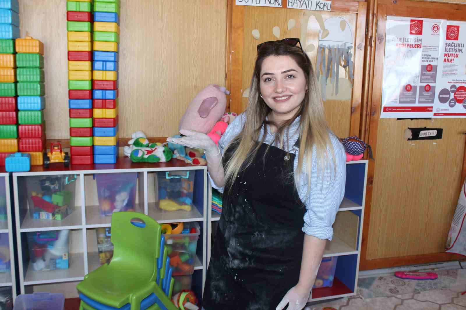 Halk eğitim kursiyerlerinden miniklere &ccedil;&ouml;mlek etkinliği
