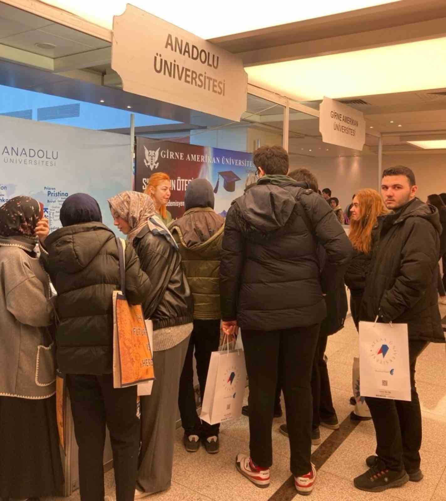 Anadolu &Uuml;niversitesi İstanbul B&ouml;l&uuml;m Tanıtım G&uuml;nlerinde aday &ouml;ğrencilerle buluştu
