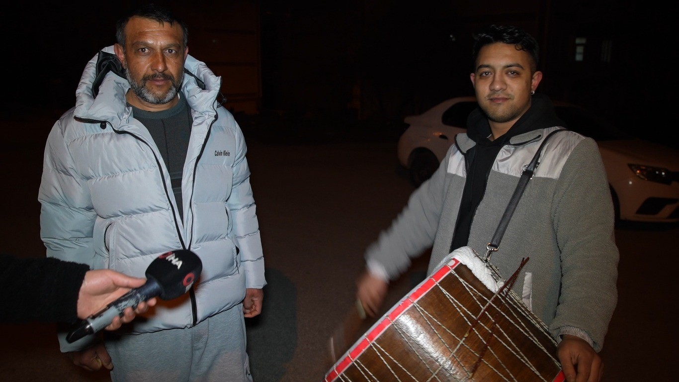 Edirne’de baba ile oğlu vatandaşları sahura davul ve manilerle kaldırıyor