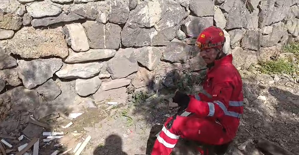 Evin bahçesine giren yılanı itfaiye yakaladı