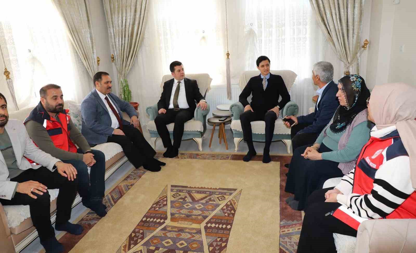 Evlilikte 38. ve 50. yılını dolduran çiftler ziyaret edildi