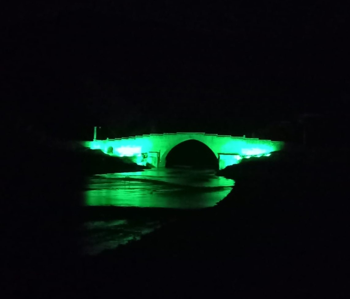 Tarihi Cendere Köprüsü ‘Yeşil’e’ büründü