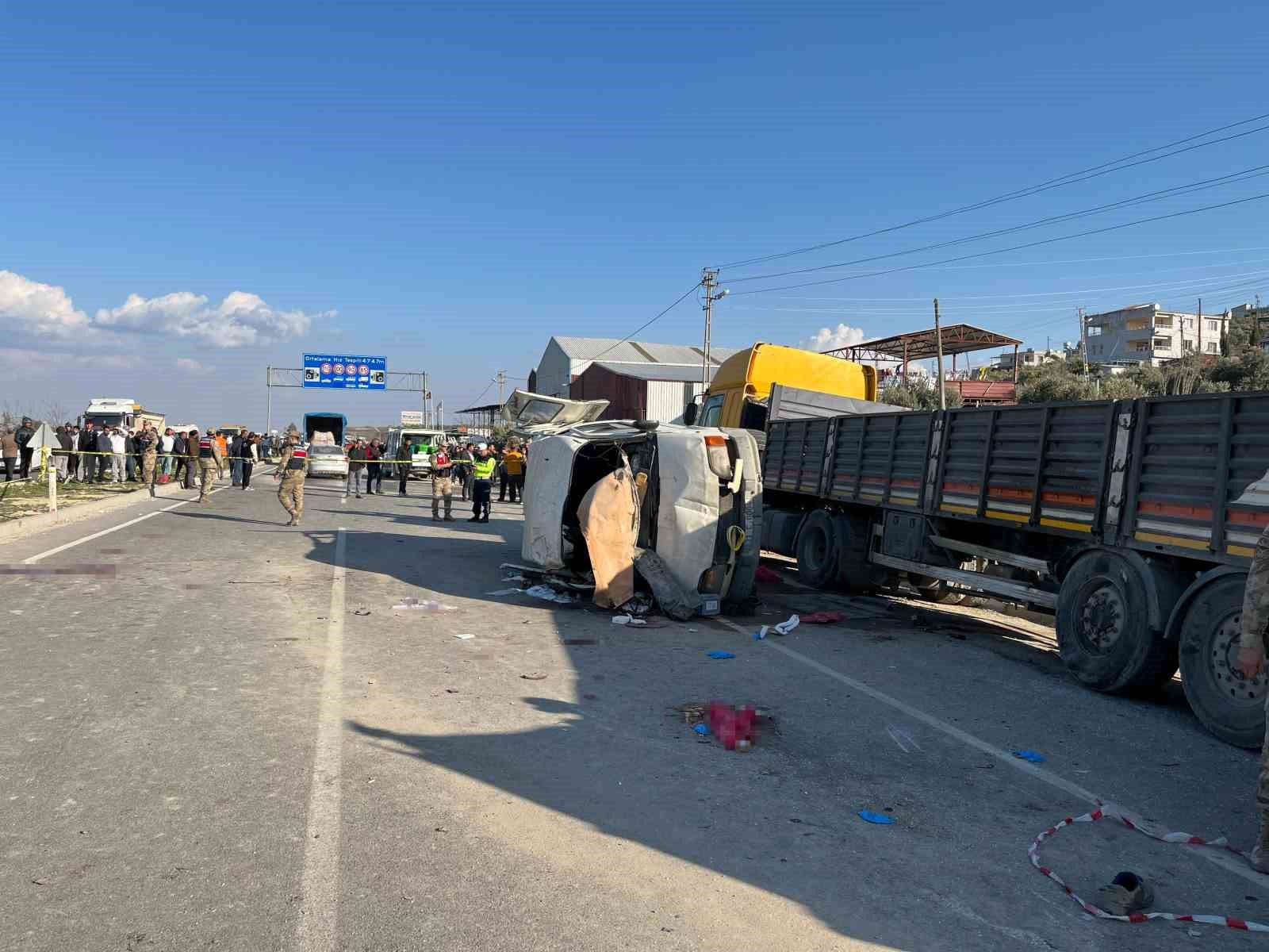 Hatay&rsquo;da 2 ara&ccedil; &ccedil;arpıştı: &Ouml;l&uuml; ve yaralılar var
