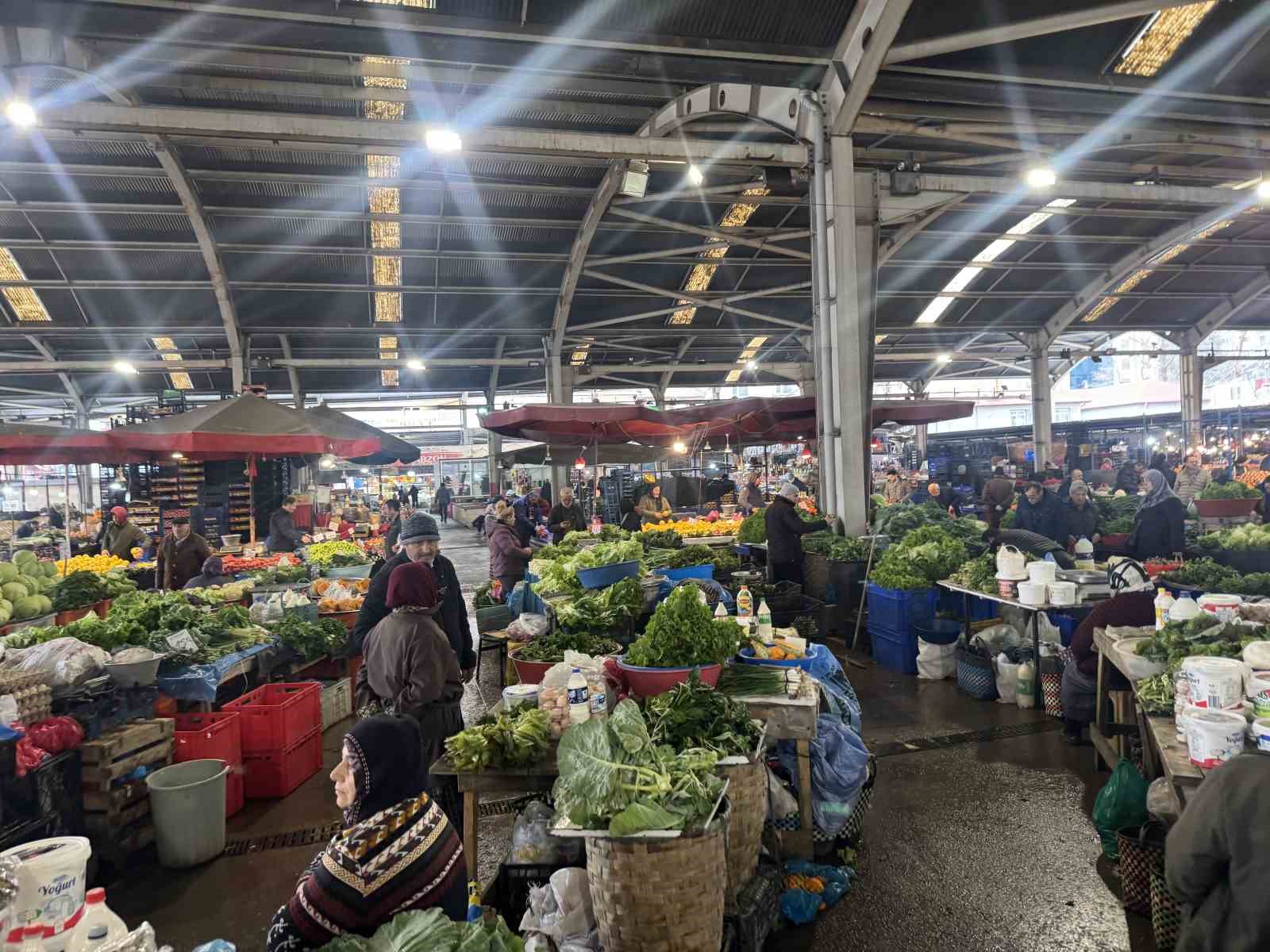 Halk pazarında fiyatlar yükseldi
