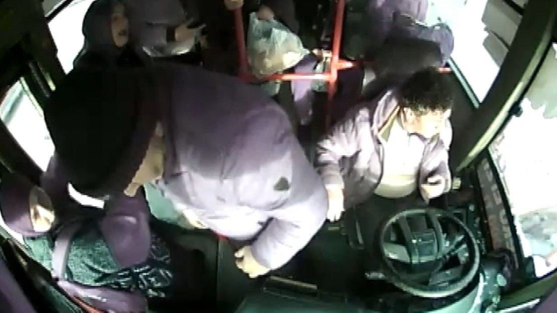 Jandarma personeli olduğunu &ouml;ne s&uuml;ren şahıs otob&uuml;s&uuml;n &ouml;n&uuml;n&uuml; kesip camı kırdı, s&uuml;r&uuml;c&uuml;ye bağırıp &ccedil;ağırdı
