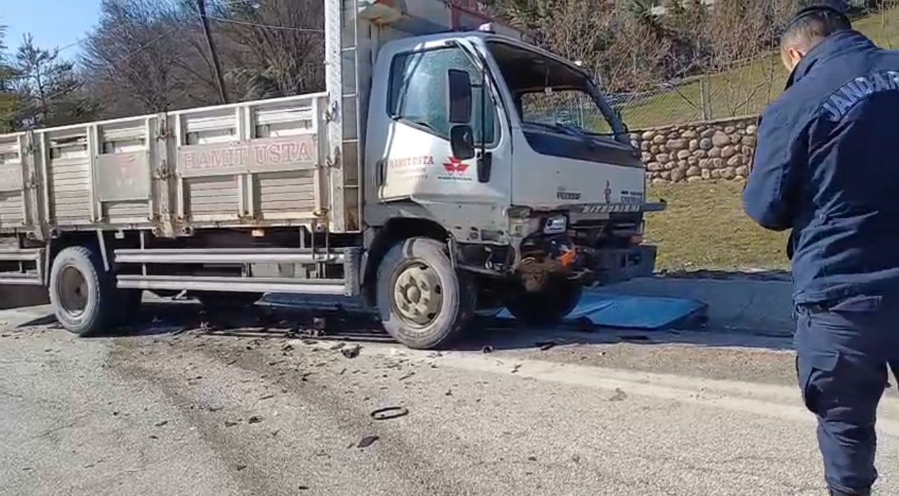 Kamyonetle otomobilin &ccedil;arpıştığı kazada baba ve oğlu yaralandı
