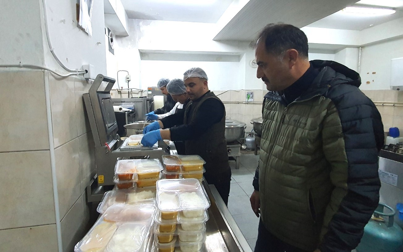 Demirci’de ihtiyaç sahibi vatandaşların evlerine iftar servisi