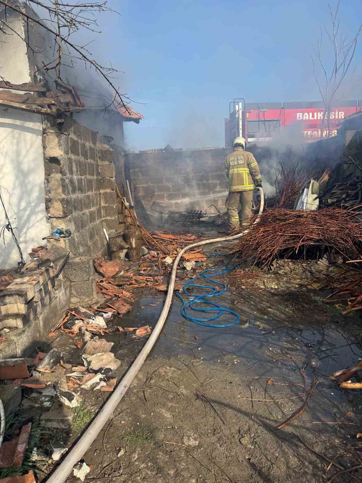 Bandırma G&ouml;lyaka Mahallesi&rsquo;nde Yangın Paniği
