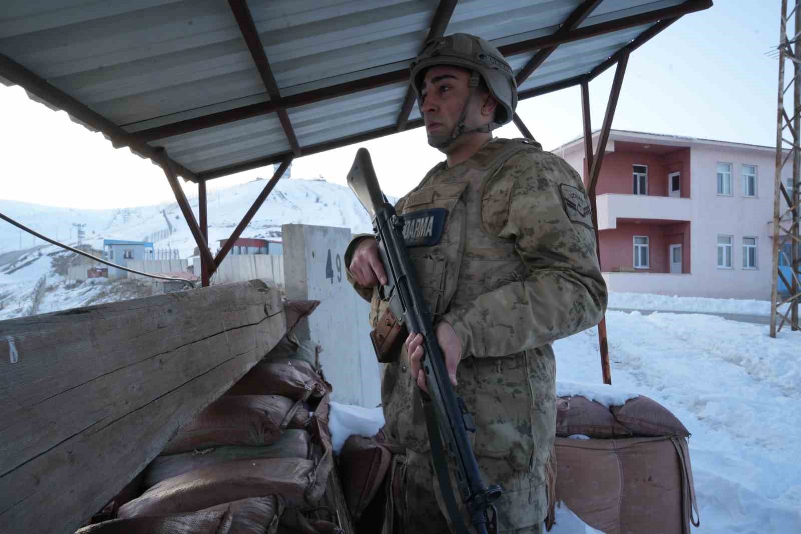 Muş Valisi Avni Çakır, Ramazan ayının ilk iftarını askerlerle birlikte açtı