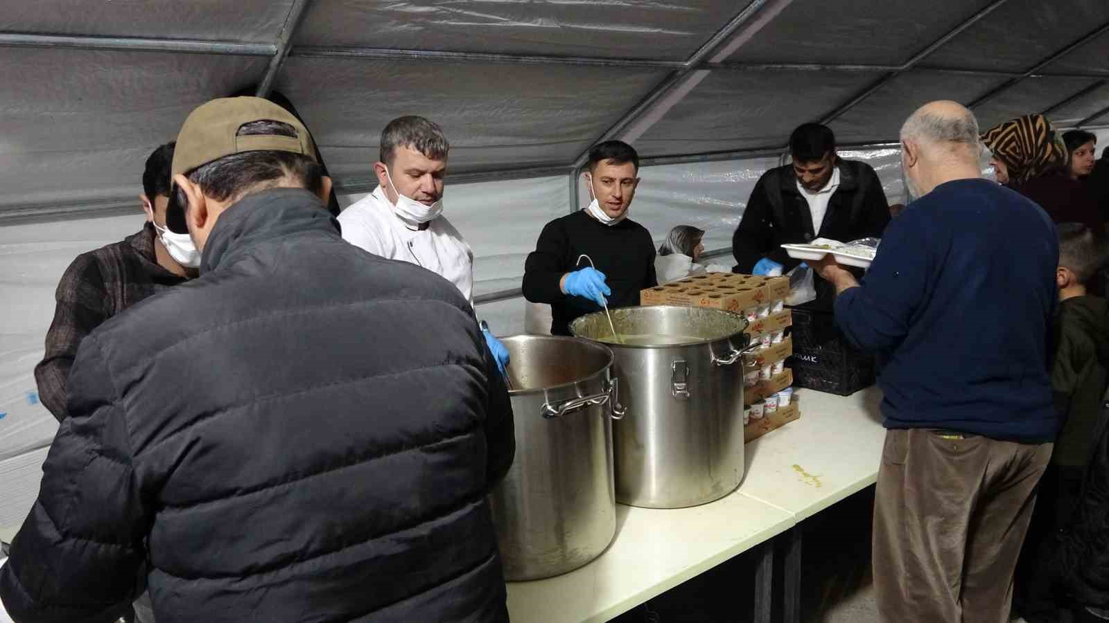 Depremzedeler ilk iftarını kurulan iftar çadırında açtı