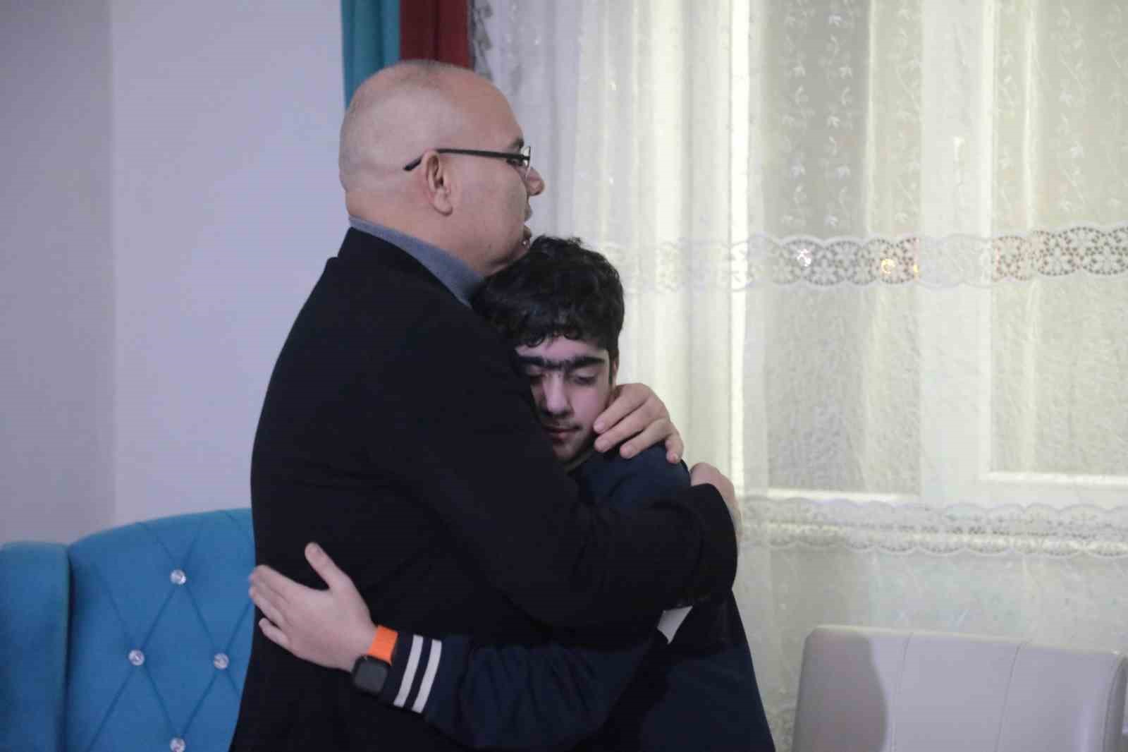 Ağrı Valisi Ko&ccedil; ve eşi, iftarda Tunca ailesinin misafiri oldu
