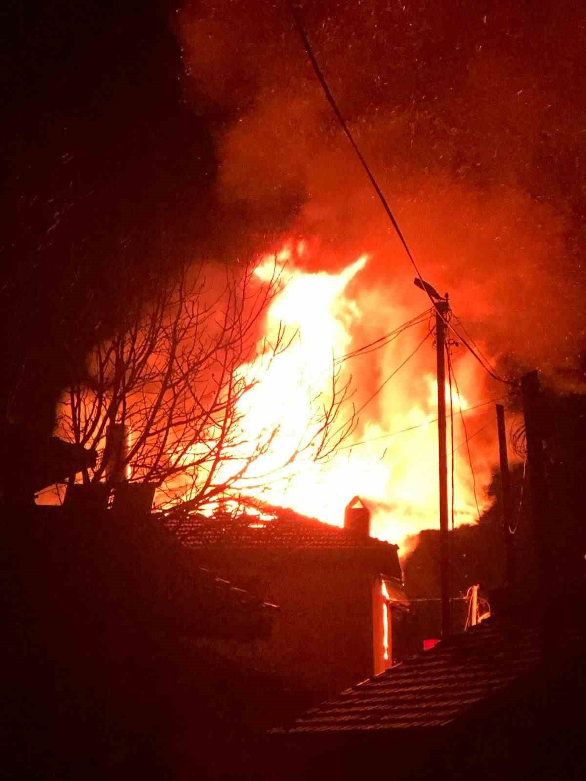 Kızılcahamam’da iki katlı binada yangın çıktı