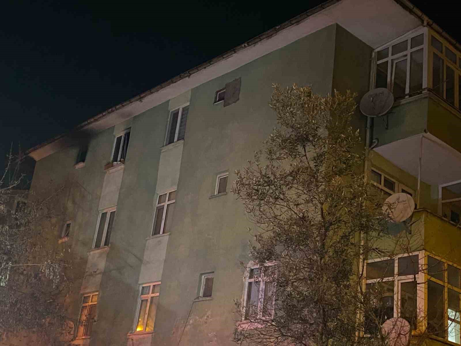 Sahura kalkan aile fark etti: 5 katlı binada korkutan yangın
