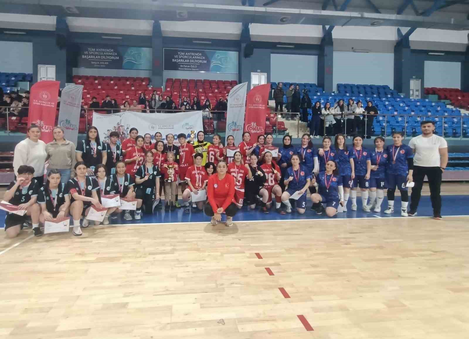 Genç kızlar futsalda şampiyon Spor Lisesi oldu
