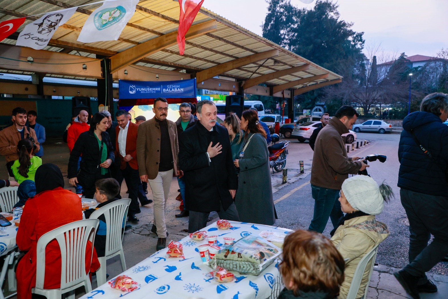 Yunusemre’de ilk iftar sofrası Karaköy’de kuruldu
